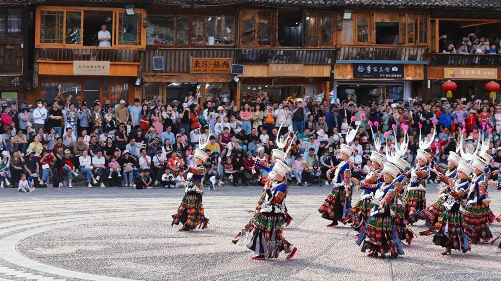 西江千户苗寨暑期旅游持续火爆 景区服务升级 秩序井然_fororder_640 (2)