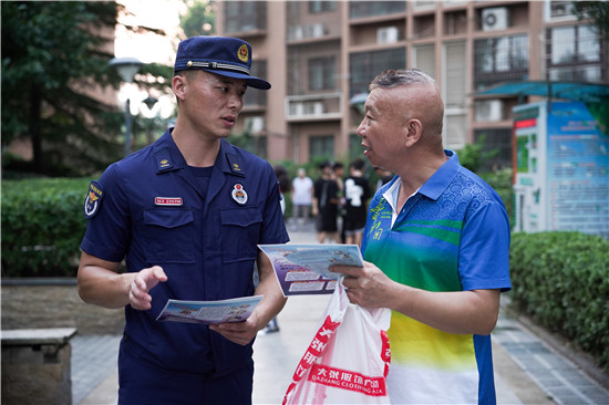 三门峡市湖滨区开展网络辟谣宣传进社区活动_fororder_消防指战员为小区居民讲解正规招录流程 摄影 王保龙