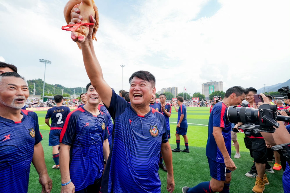 黔港两地以球会友 香港明星足球队亮相贵州参加友谊赛_fororder_微信图片_20230814141028