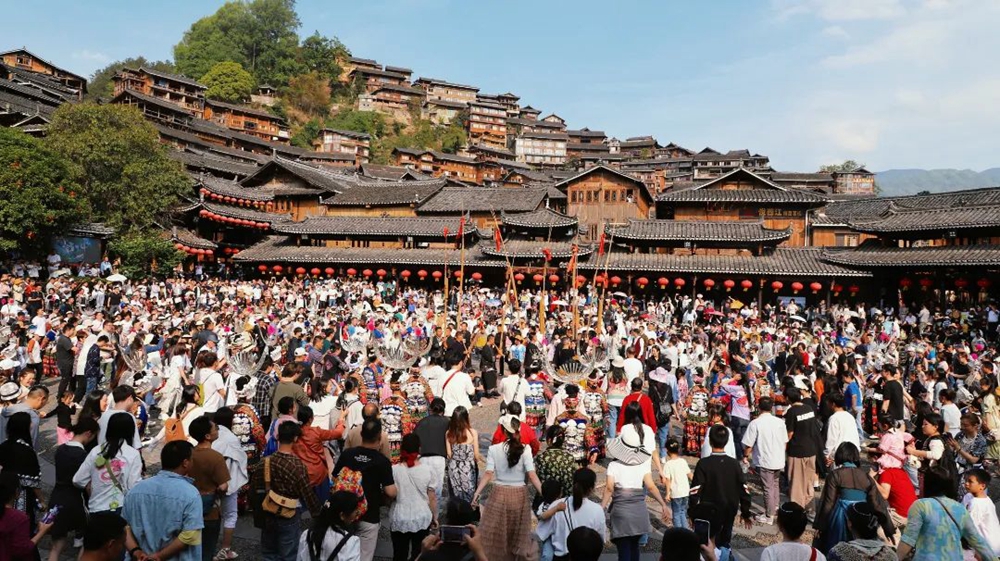 西江千户苗寨暑期旅游持续火爆 景区服务升级 秩序井然_fororder_640 (3)