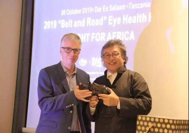 國際防盲協會授予何氏眼科醫院院長傑出貢獻獎