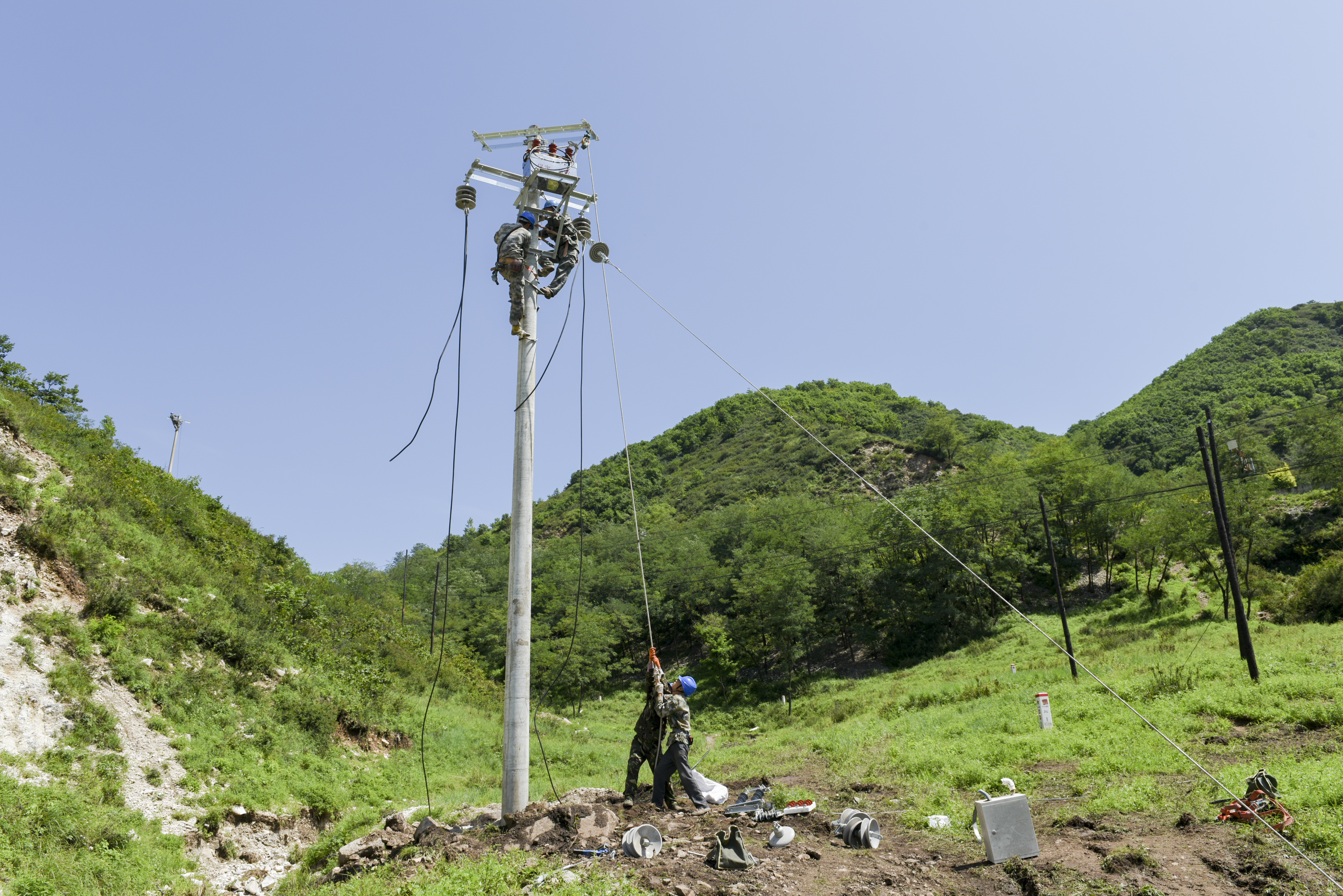 跨越黄安岭——涞源的电点亮涞水的灯_fororder_8月8日，国网涞源县供电公司抢修队在涞源涞水交界处架设跨区供电线路。翟文涛 摄 (4).JPG