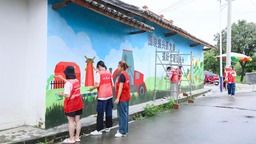 大学生志愿者用主题墙绘扮靓广西北流乡村 为乡村振兴赋能加码