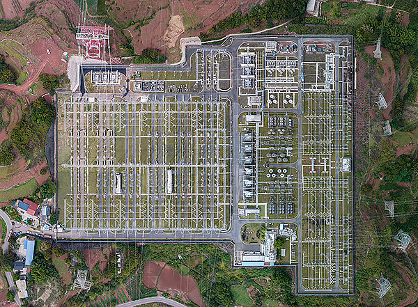 四川电网建昌至叙府500千伏输变电工程投运 攀西优化工程第一阶段完成_fororder_俯瞰500千伏叙府变电站-供图-安伟