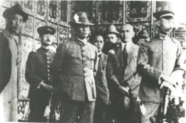 1924年9月20日,孙中山在韶关誓师北伐,与张作霖的奉军南北夹击直系军阀。 1924年9月20日,孙中山在韶关誓师北伐,与张作霖的奉军南北夹击直系军阀。