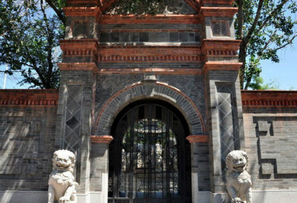 曹家花园,即曹锟的私家花园,位于天津河北区黄纬路北端东北侧,现今中国人民解放军二五四医院院内。1924年12月4日,孙中山在这里与张作霖第一次见面。 曹家花园,即曹锟的私家花园,位于天津河北区黄纬路北端东北侧,现今中国人民解放军二五四医院院内。1924年12月4日,孙中山在这里与张作霖第一次见面。