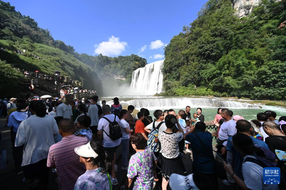 貴州黃果樹瀑布：清涼避暑醉遊人