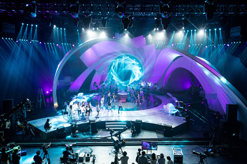 芒果秋晚舞台唯美 大张伟现身彩排现场