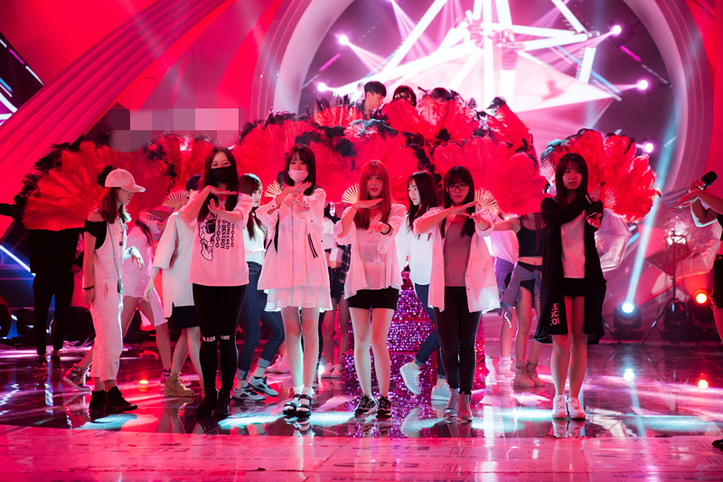 芒果秋晚舞台唯美 大张伟现身彩排现场