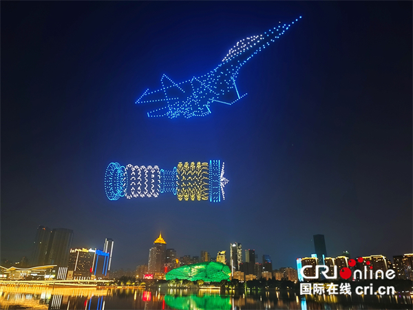 2500余架无人机闪耀“一河两岸” 沈阳最大规模无人机矩阵表演震撼上演_fororder_无人机6