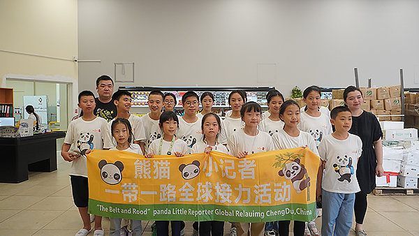 “熊猫小记者”到访驻卡塔尔使馆 圆梦“外交官”_fororder_“Nairat-Food-Service”熊猫小记者张骞队合影-供图-成都市广播电视台