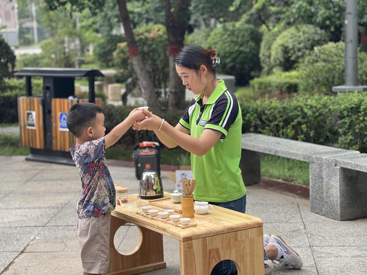 图片默认标题_fororder_孩子们学习敬茶礼 摄影 黄睿思