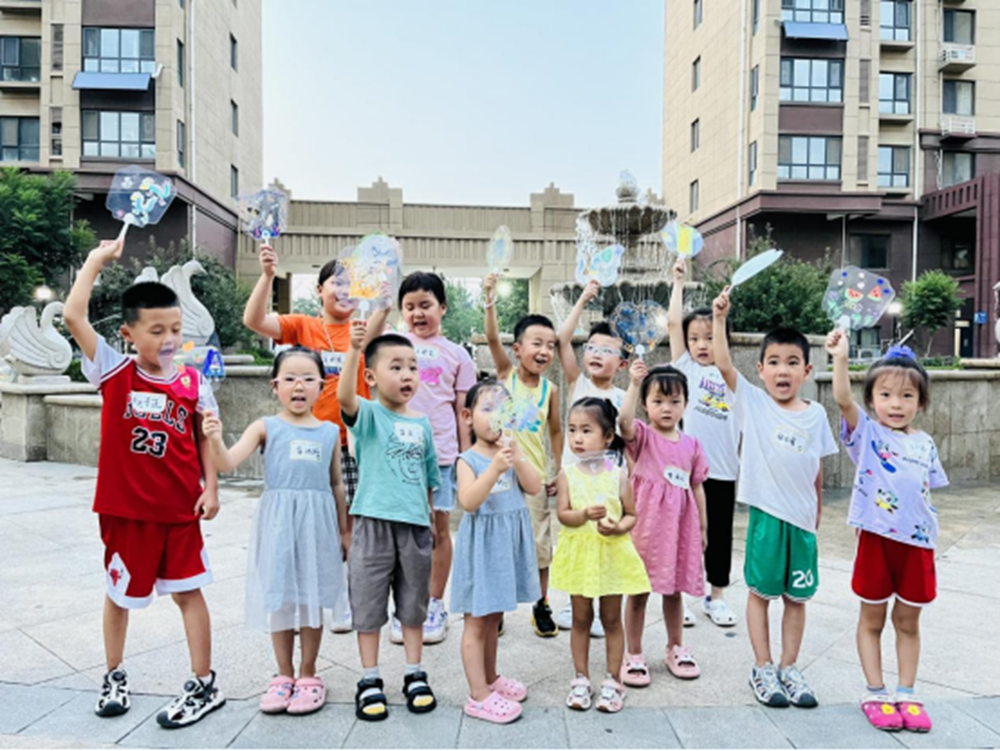 图片默认标题_fororder_东城社区的孩子们展示自己手中的团扇 摄影 郑钰洁