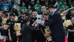 楊鳴卸任遼寧男籃主教練