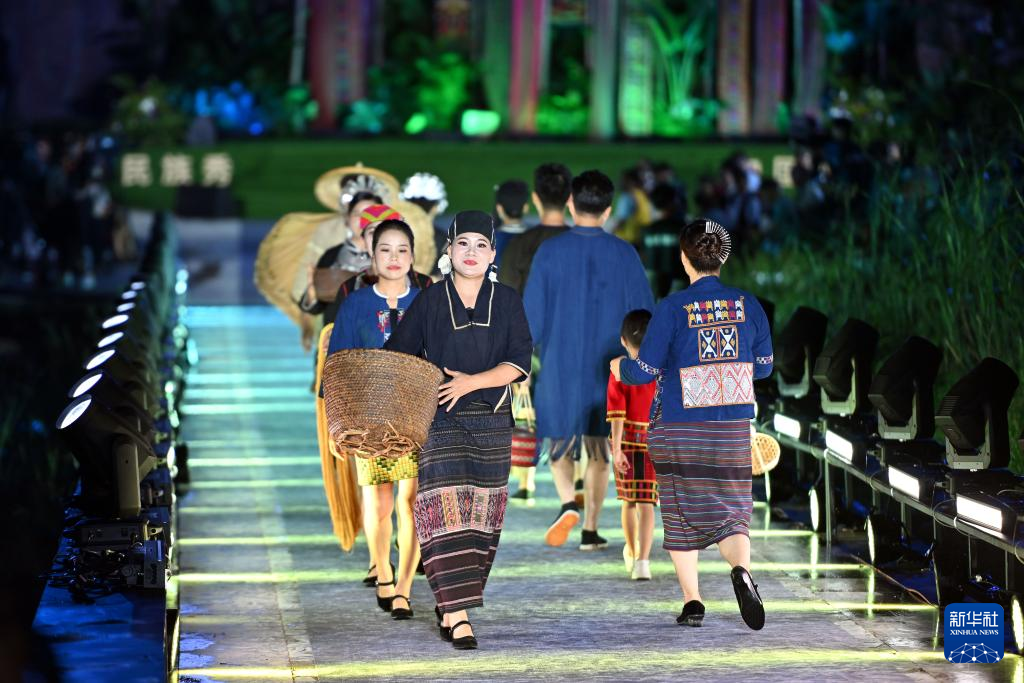 海南五指山：大山里的时装“村秀”