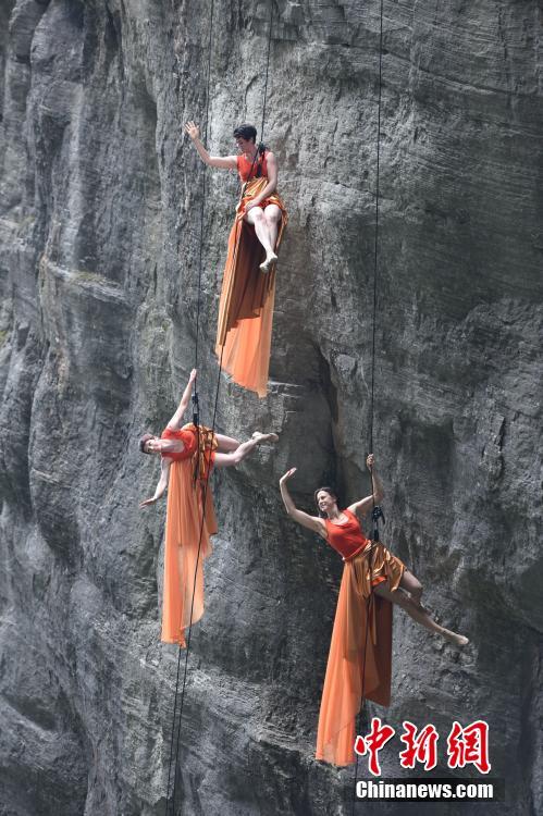 美国高空舞蹈团张家界悬崖峭壁上垂直起舞