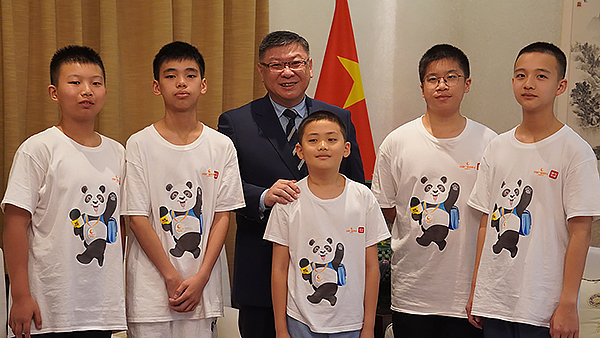 “熊猫小记者”到访驻卡塔尔使馆 圆梦“外交官”_fororder_中国驻卡塔尔大使馆临时代办陈越与熊猫小记者们合影留念-供图-成都市广播电视台