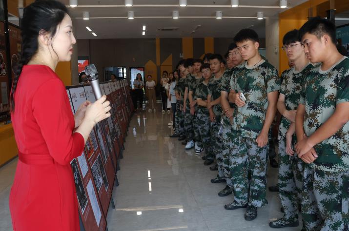 “开学第一课”，《中国的声音—聂耳和国歌的故事》图片展在武汉工程科技学院开展