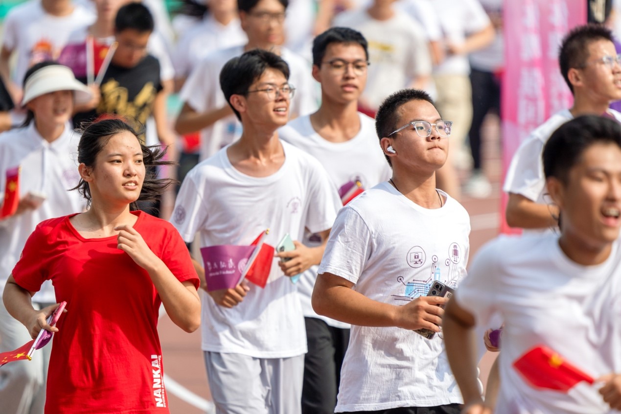 书记校长世界冠军领跑 南开大学启动“特色马拉松”校园品牌活动_fororder_图片4