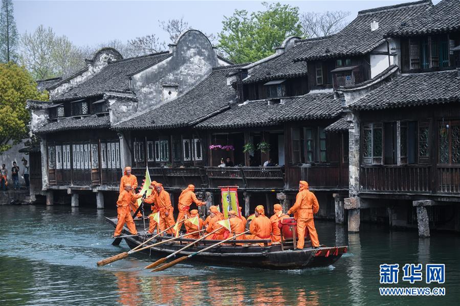 江南水乡乌镇举行春季庙会