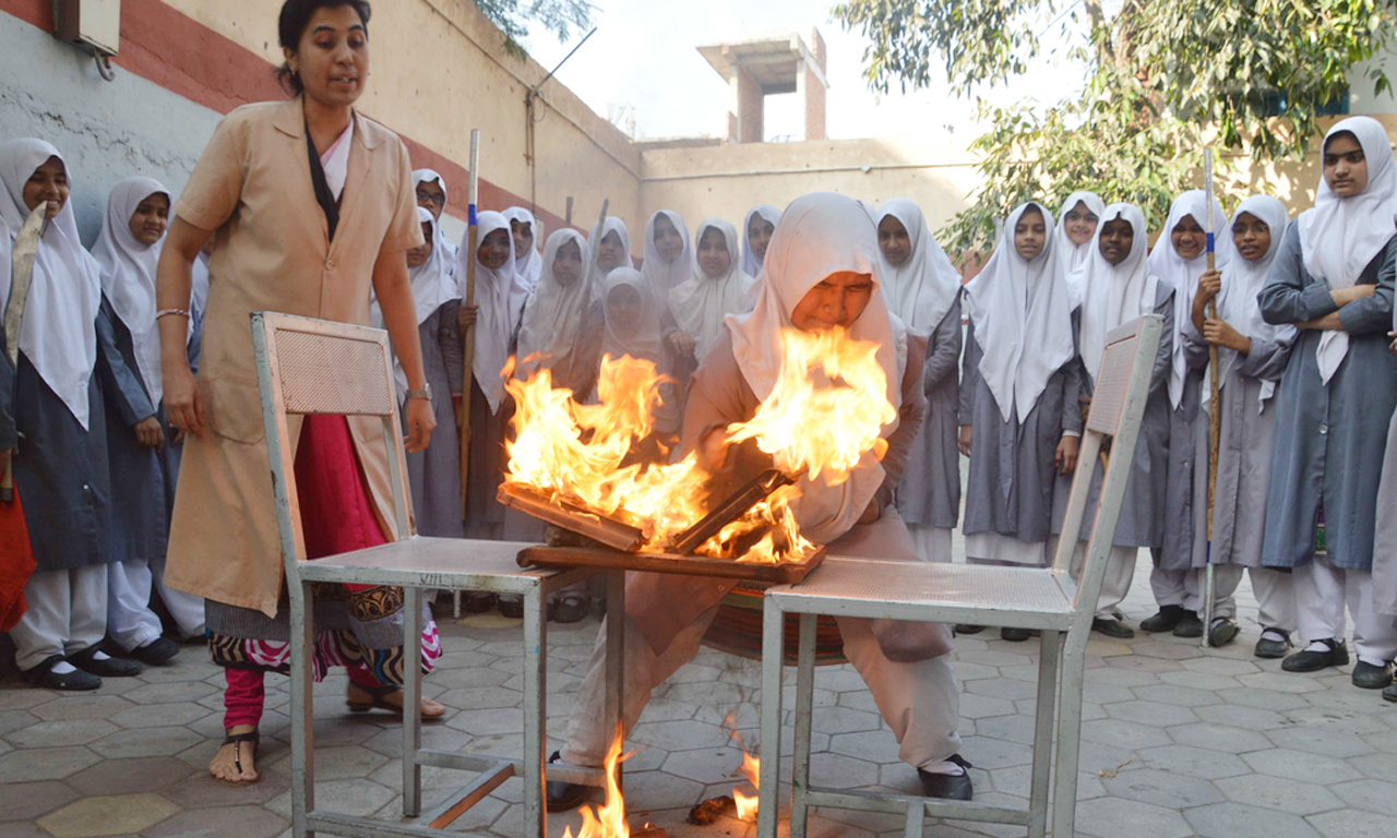 开挂的印度人!民间运动神技令人眼花缭乱