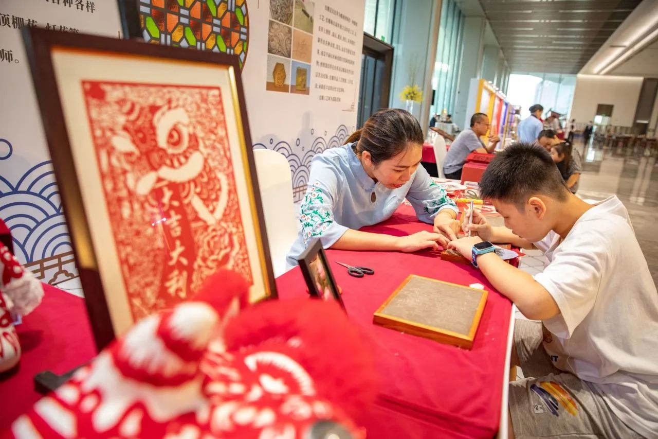 广州白云国际会堂举行“岭南意 世界语”发布会_fororder_2 活动现场参会人员体验非遗技艺 供图 岭南商旅集团