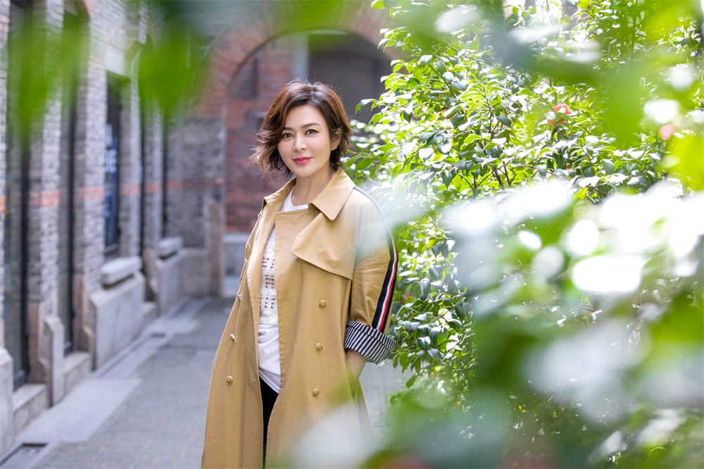 关之琳上海帅气看秀 走路生风飒爽自如