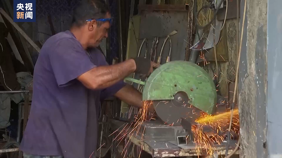 热浪持续 伊拉克巴格达市民难忍高温