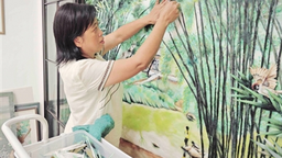 非遺傳承人在墻壁上創作棉絮畫 4年用棉花“拼出”《竹林小屋》