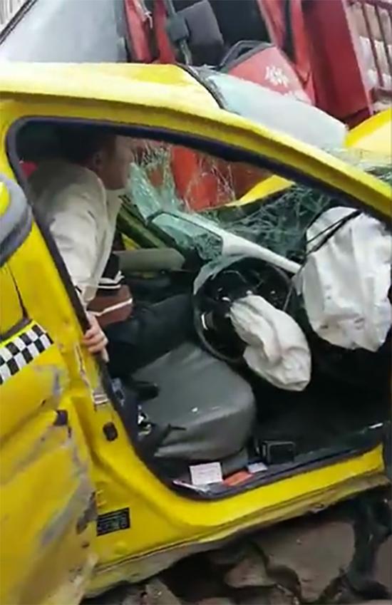 新闻 滚动 >>正文  4月1日上午,重庆市南岸区广黔路发生一起车祸.