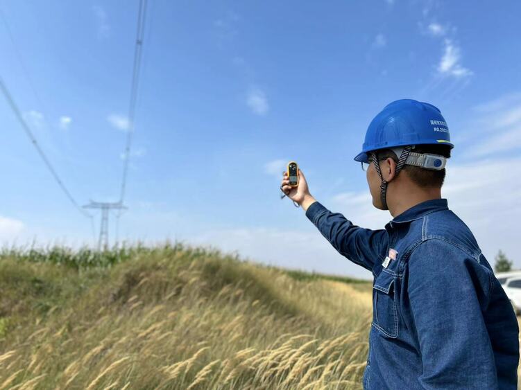 國網陜西電力：電網秋檢高效推進 保證電力可靠供應_fororder_國網陜西電力員工進行風力測量