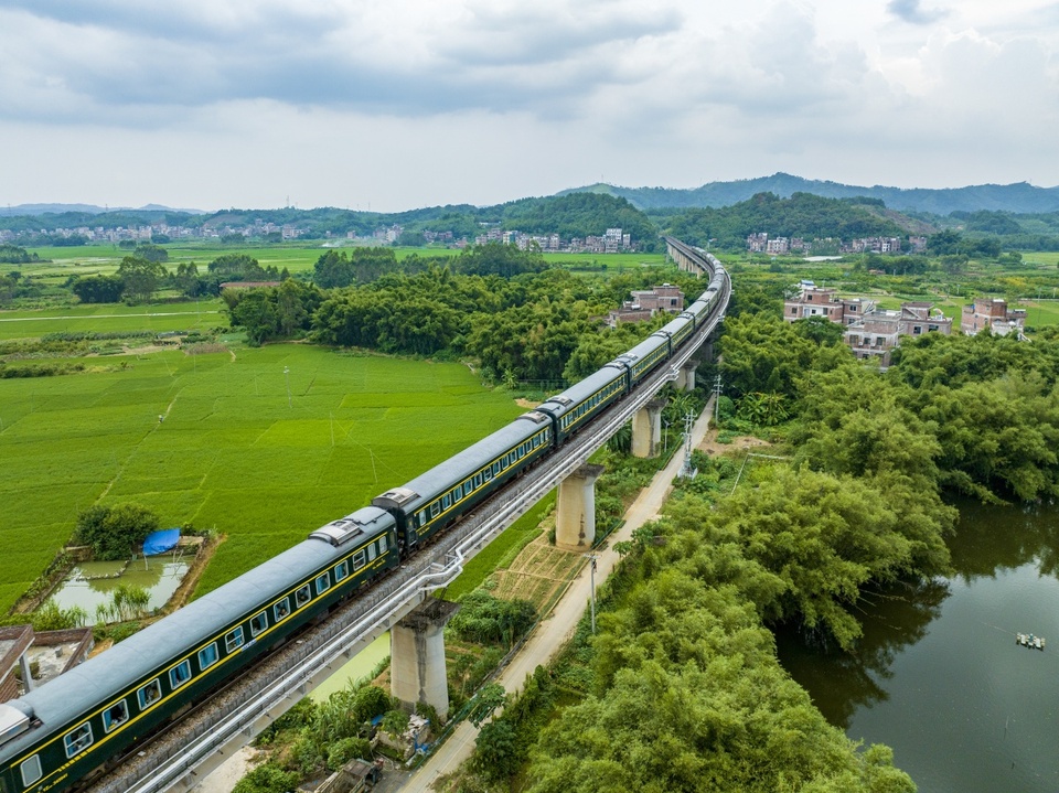 廣西：列車飛馳鄉村美如畫