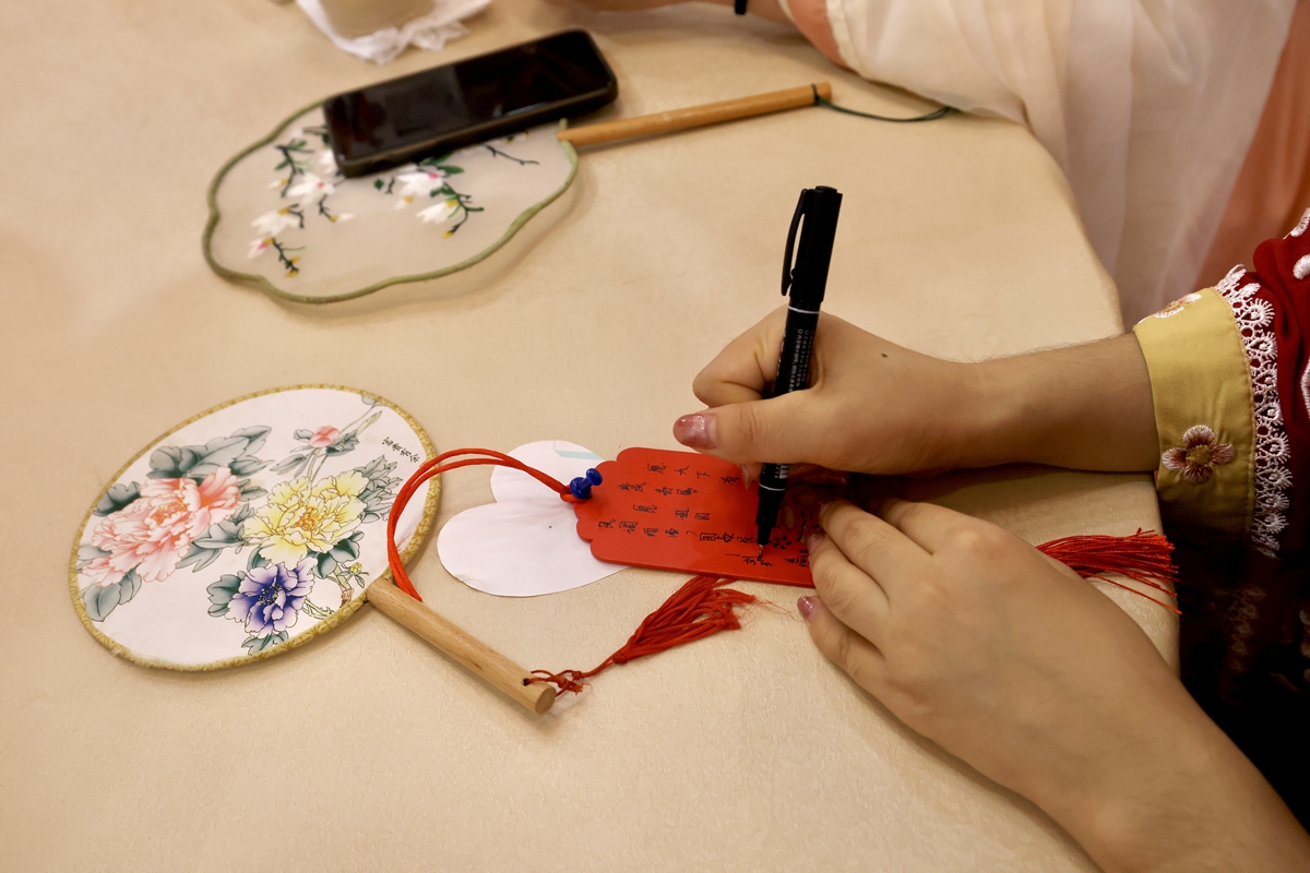 图片默认标题_fororder_满城区广大青年在许愿牌上书写美好心愿 摄影 郝磊晶