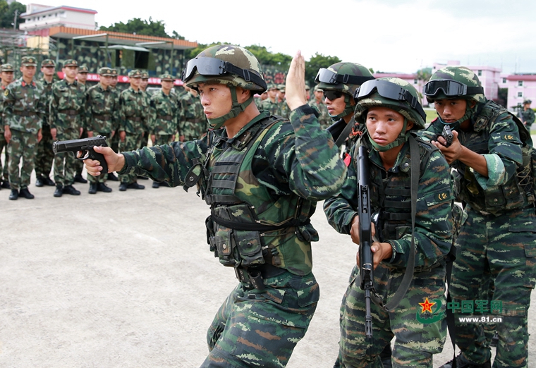 不一样的军旅生涯第一课：新兵观看特战小组战术训练