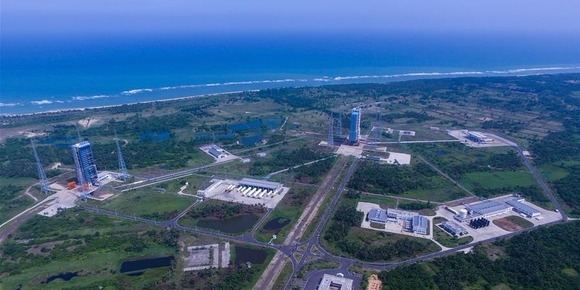 春潮拍岸千帆进——海南特区改革开放30年纪实_fororder_CqgNOlrBbFOAI5tPAAAAAAAAAAA650.899x559