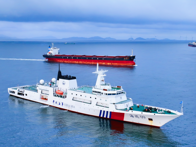 全国最大海巡船海巡09巡航广东海上风电场