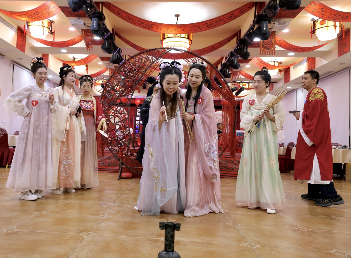 图片默认标题_fororder_广大女青年投壶体验中 摄影 郝磊晶