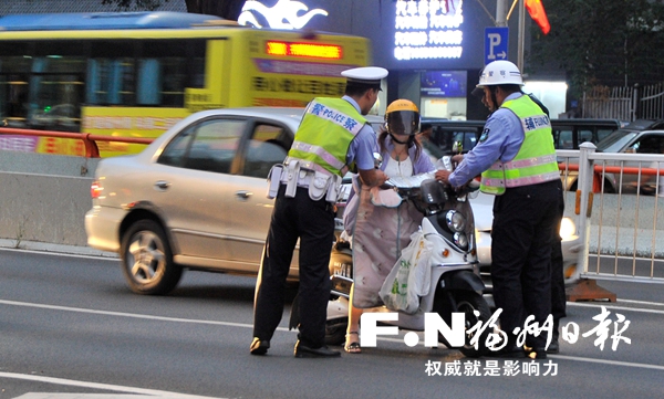 晋安交警半小时查处7起非机动车交通违法