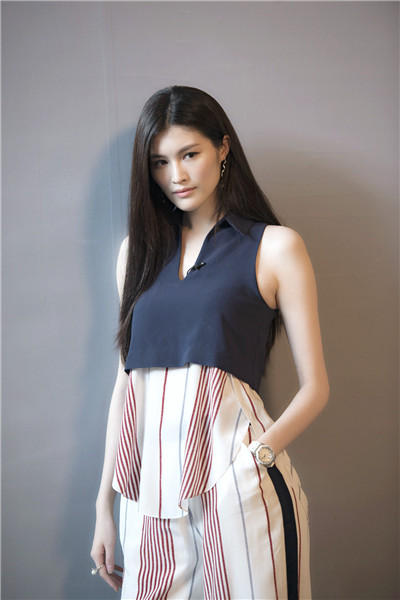 何穗不好好穿衣服 与林志玲见面先比身高_娱乐_腾讯网