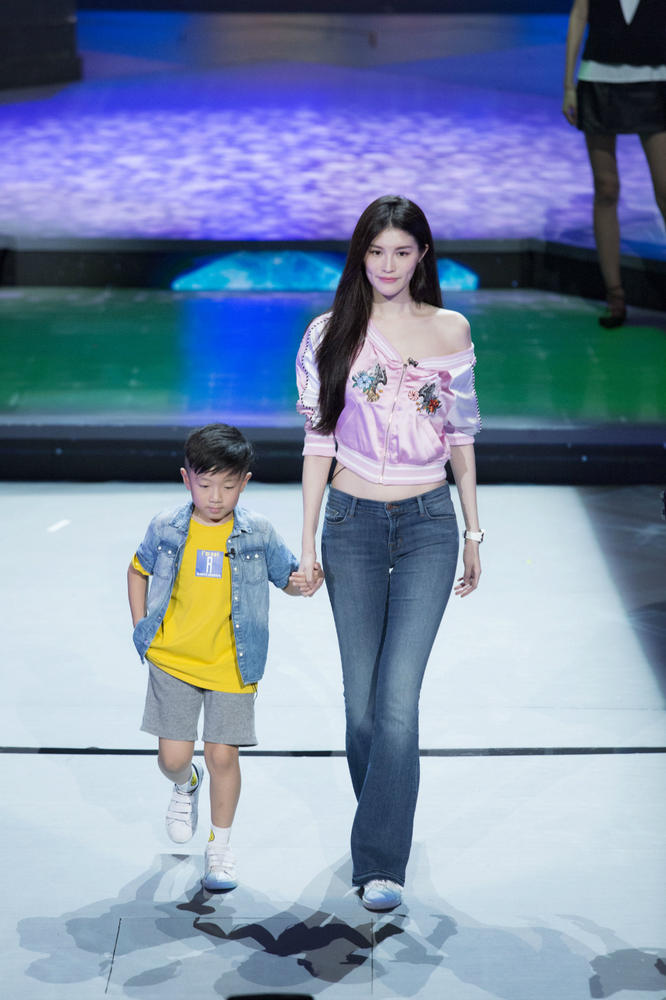 何穗不好好穿衣服 与林志玲见面先比身高_娱乐_腾讯网