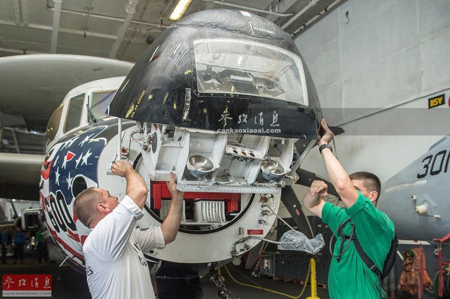 美航母地勤维护e-2预警机(组图)