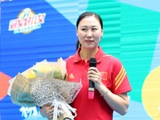 击剑奥运冠军李娜助力青少年艺体活动 与小朋友同台互动