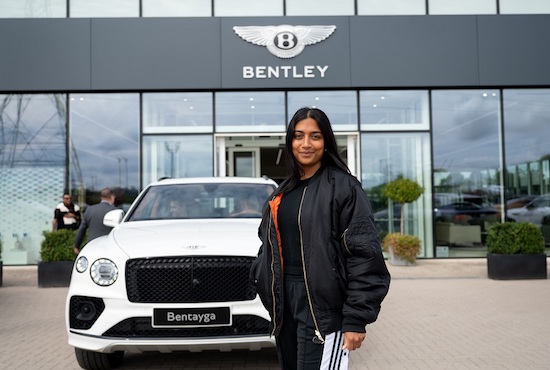 宾利品牌携手英国新锐设计师SUPRIYA LELE亮相2023伦敦时装周_fororder_image001