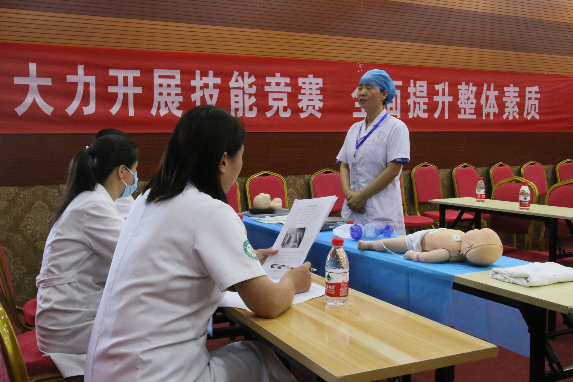 保定市满城区：技能比武展风采 淬火砺剑铸医魂_fororder_满城区妇幼保健院医护人员进行临床知识讲解 摄影 徐胜涛