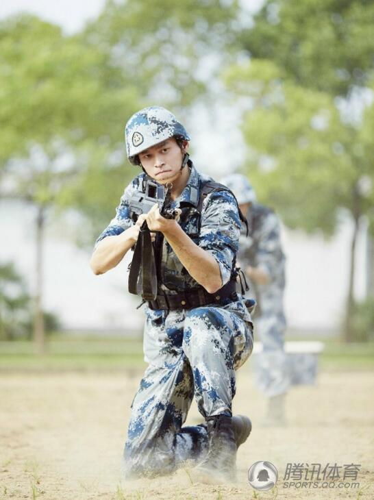 孙杨军姿更标准了！综艺节目录制画面曝光(图)