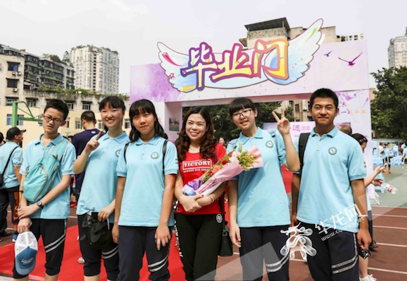 【科教 标题摘要】重庆最美女教师 她的课堂带给学生向上的力量 【科教 标题摘要】重庆最美女教师 她的课堂带给学生向上的力量