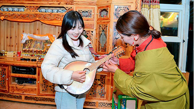 Overseas Internet Celebrities Play Joyful Music with Tibetan Herdsmen_fororder_下载
