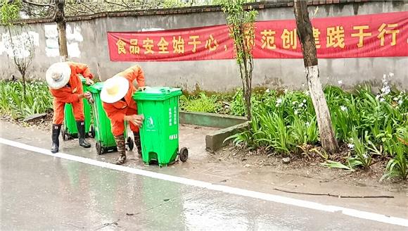 【能源环保 列表】九龙坡走马镇：垃圾桶清洁消毒 营造场镇好环境