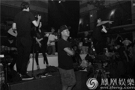 胡军跨界玩设计 时尚作品两不误