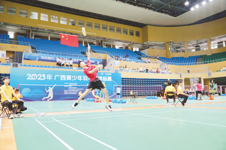 首届学青会羽毛球测试赛在南宁挥拍 来自全区各地近700名选手分组对抗